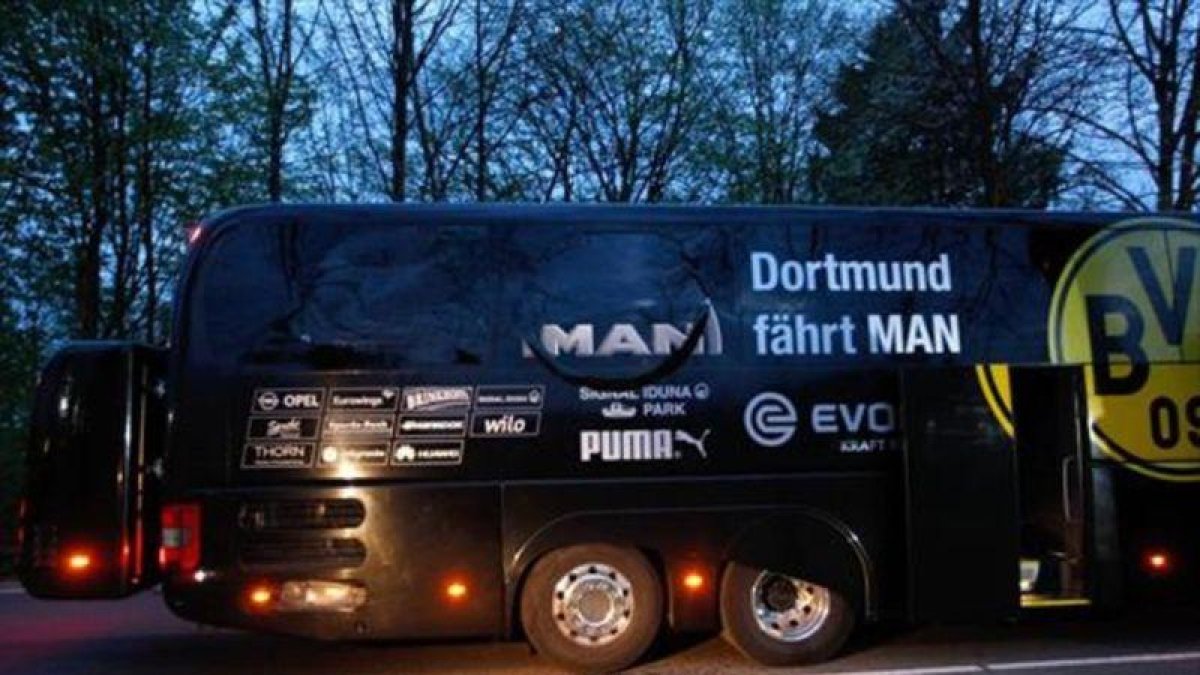 El autobús del Dortmund recibió el ataque con explosivos que rompió las ventanas, tras las que estaba Bartra y sus compañeros.-AFP / INA FASBENDER