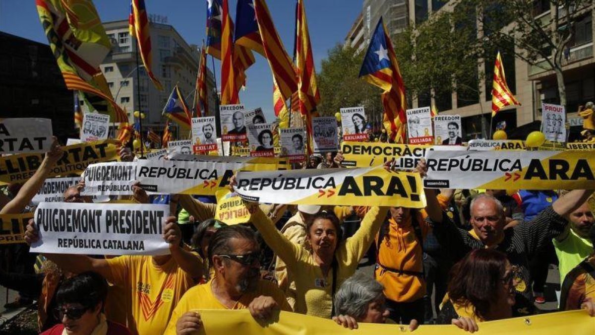 Manifestación a favor de la libertad de los presos independentistas, el pasado 15 de abril en Barcelona.-MANU FERNANDEZ (AP)
