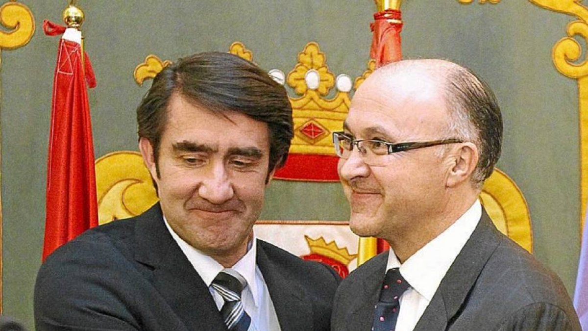 Suárez-Quiñones abraza a Ruiz Medrano el día de su nombramiento como subdelegado de Gobierno en León-El Mundo