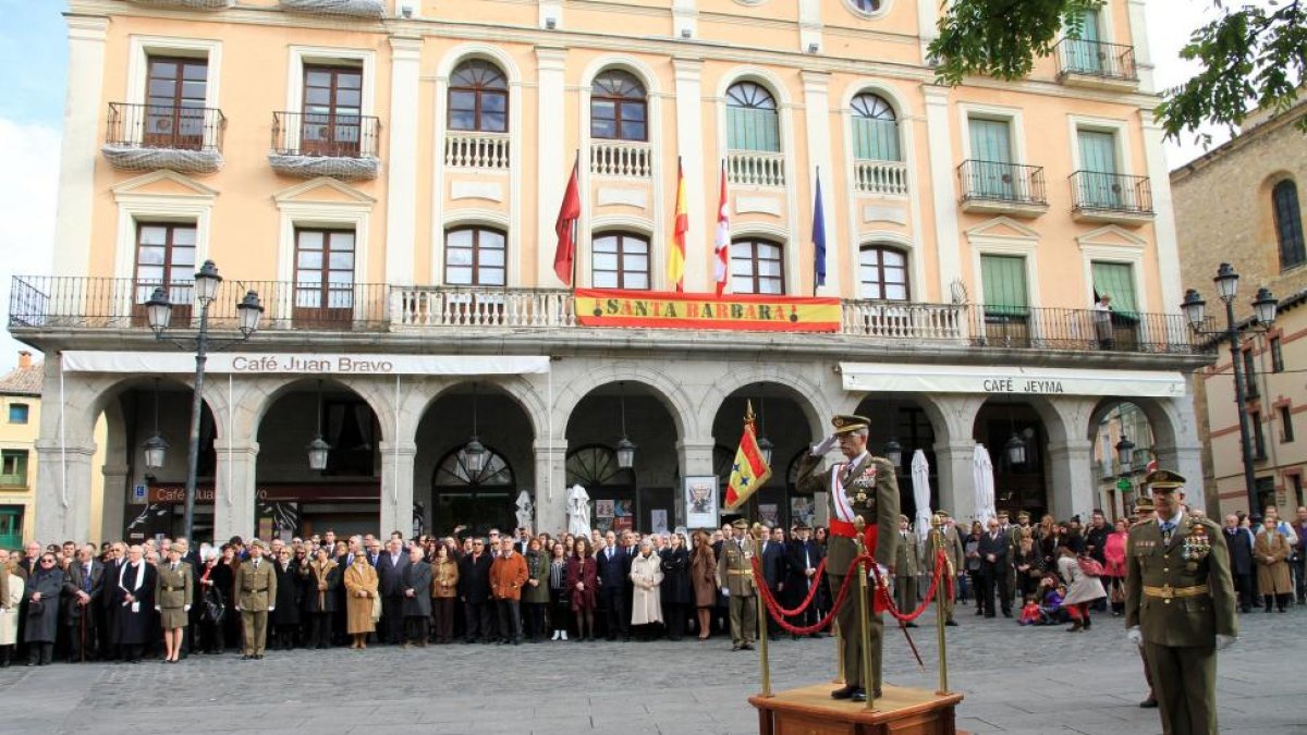 El teniente general-jefe del Mando de Adiestramiento y Doctrina del Ejército, José Carrasco Gabaldón, pasa revista-Ical