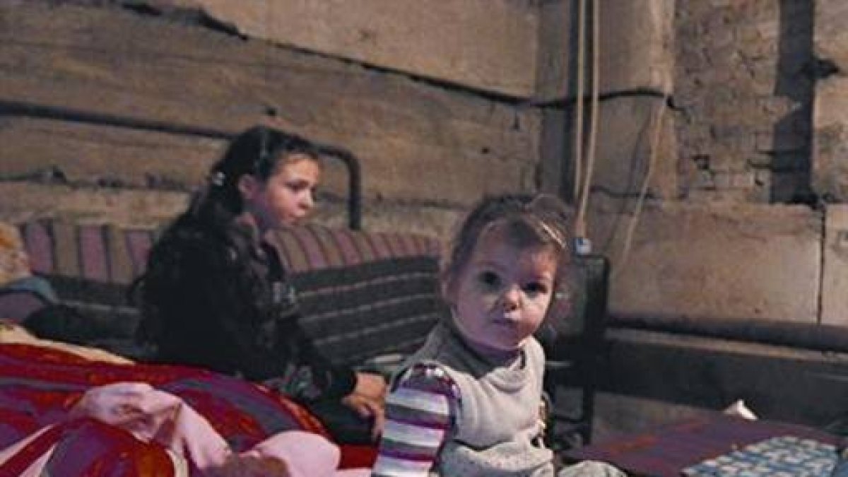 NIños en el refugio del distrito de Petrovski, en el oeste de Donetsk y solo a dos kilómetros del frente.-AFP