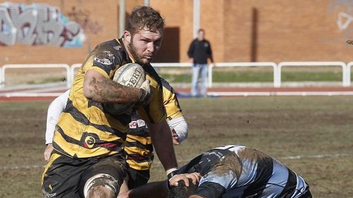 BJ Campbell aparta a un rival.-SANTI OTERO