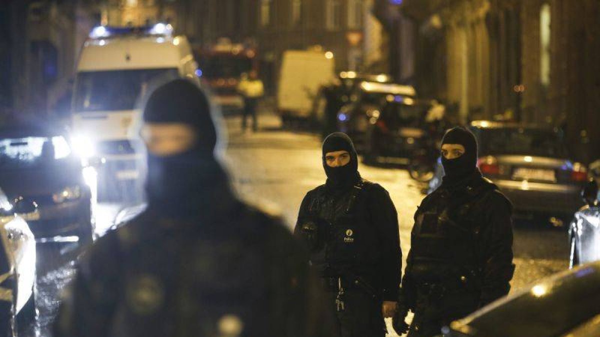 Antidisturbios vigilan los accesos cerrados a la calle donde se ha llevado a cabo una operación antiterrorista en la ciudad de Verviers.-Foto: EFE / OLIVIER HOSLET