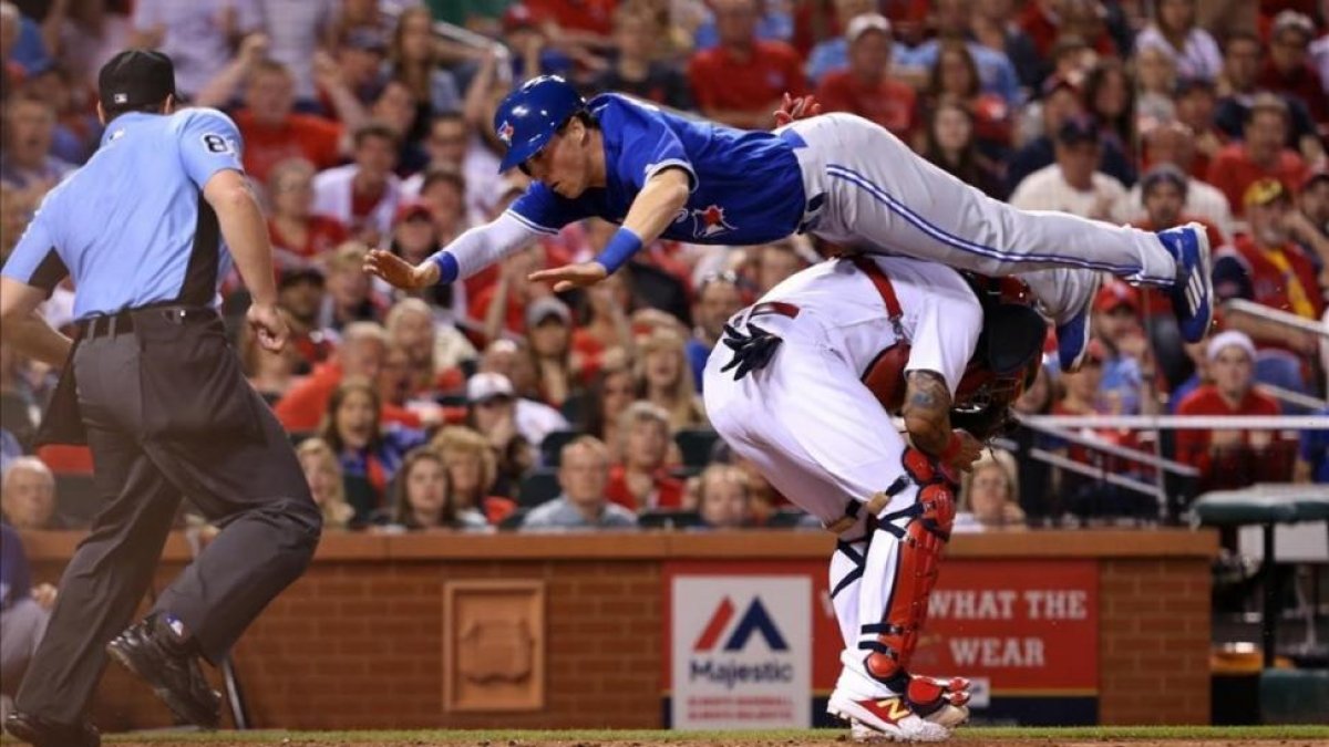 Chris Coghlan anota de la forma más espectacular.-AP / CHRISTIAN GOODEN