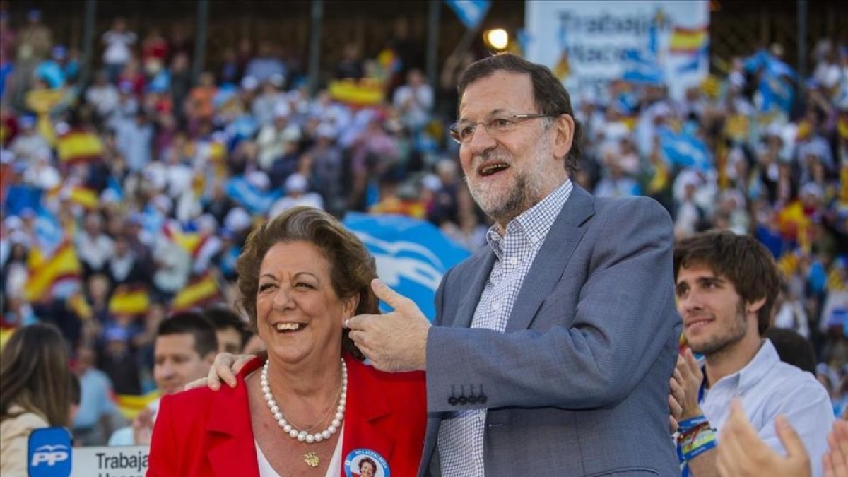 El presidente del PP, Mariano Rajoy, y la exalcaldesa Rita Barberá en un mitin de las pasadas municipales.-MIGUEL LORENZO