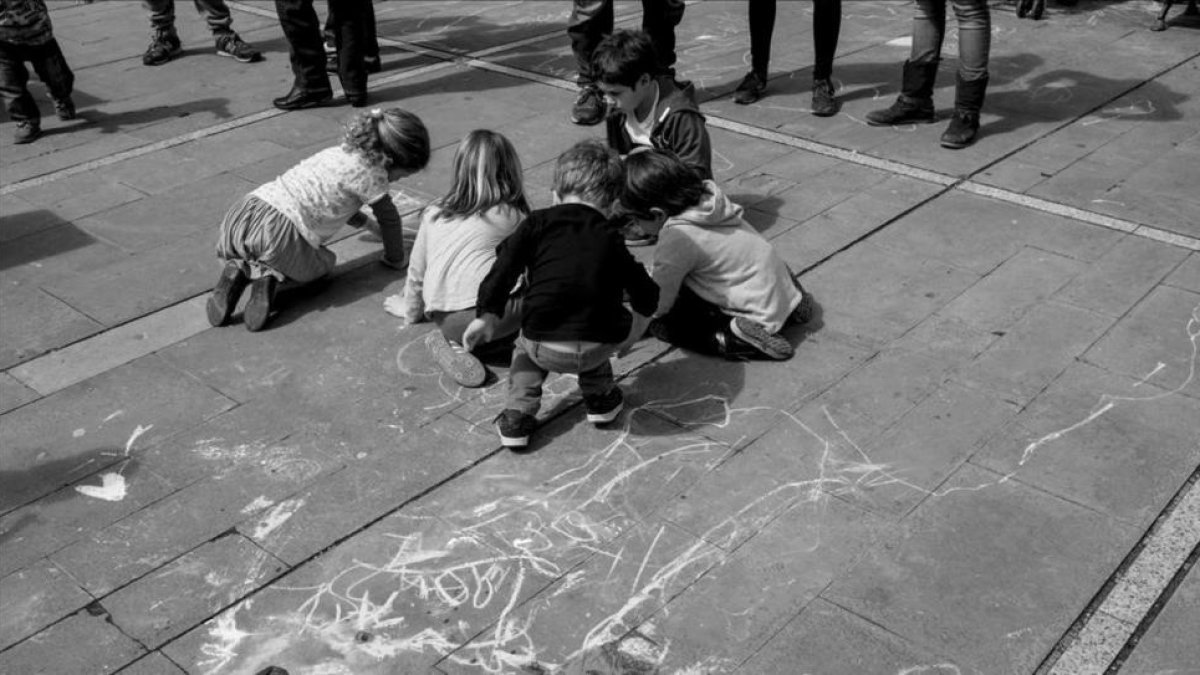 Un grupo de niños jugando.-