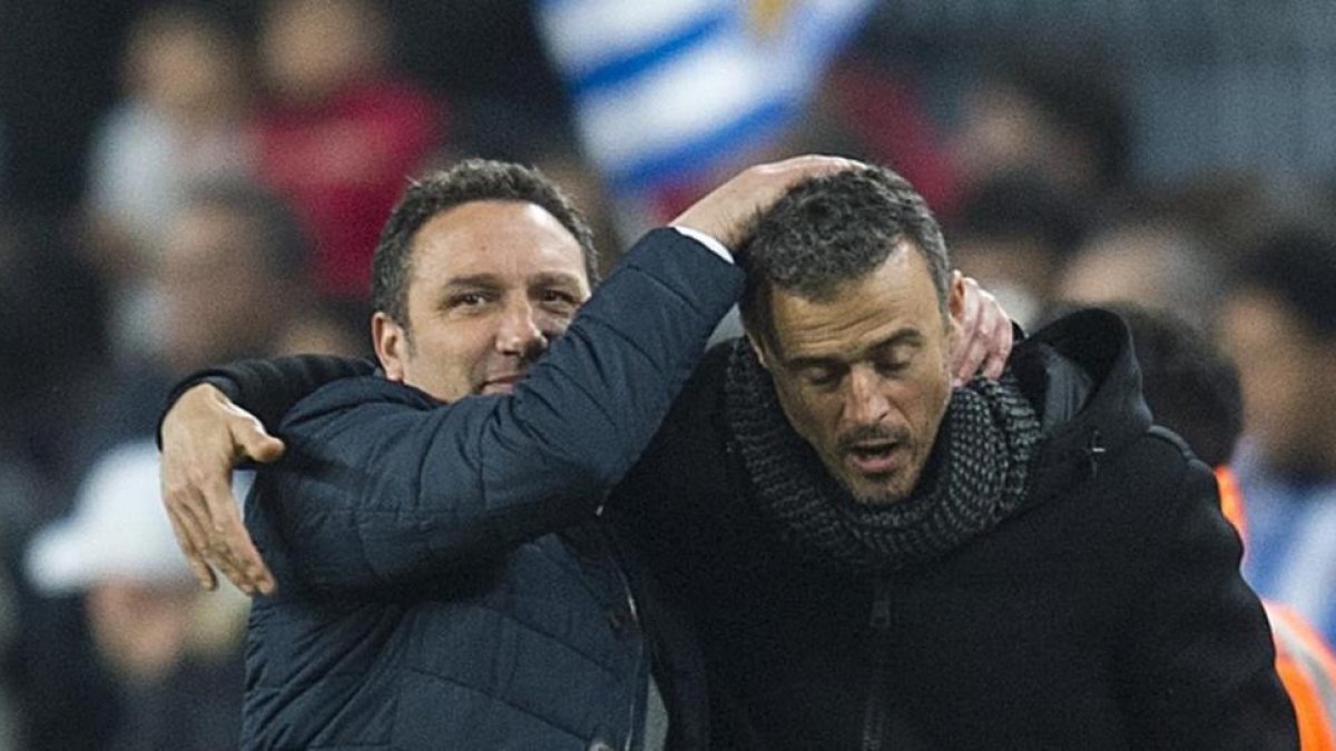 Eusebio y Luis Enrique se saludan.-JORDI COTRINA