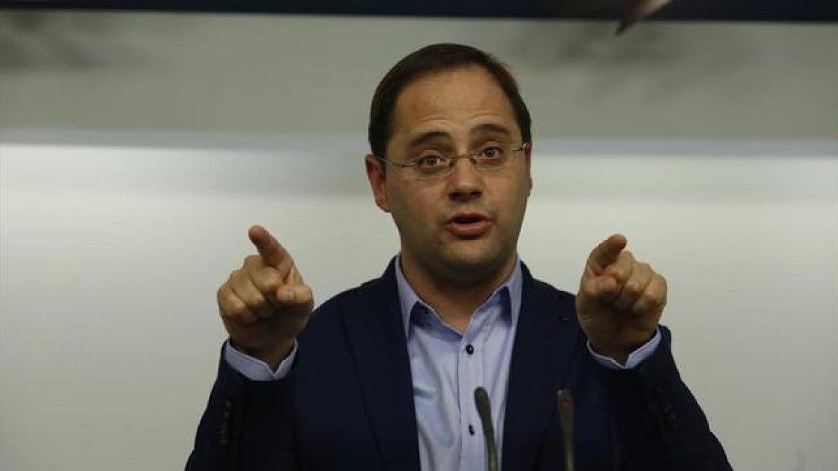 El número dos del PSOE, César Luena, este lunes tras la ejecutiva del partido.-DAVID CASTRO