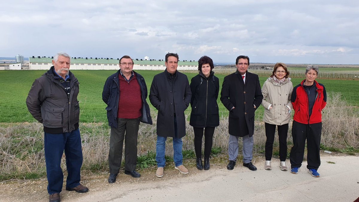 De izquierda a derecha, los alcaldes de Hontangas, Fuentecén, Haza, La Sequera de Haza; la alcaldesa y la concejala de Adrada de Haza y la concejala de Castrillo de la Vega