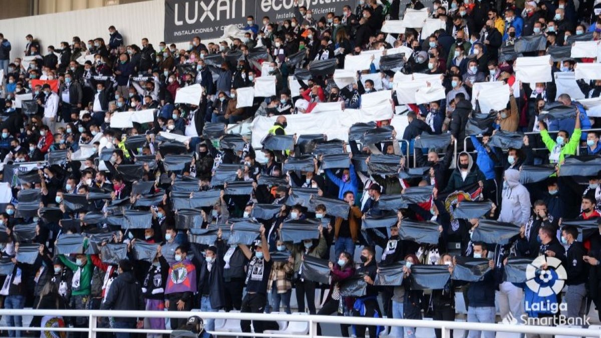 Imagen del Fondo Sur de El Plantío un día de partido. LALIGA