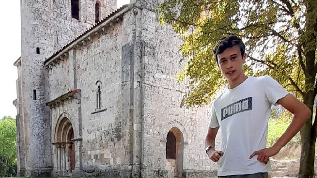 Jorge Rey, junto a la ermita de Nuestra Señora del Valle de Monasterio de Rodilla. ECB