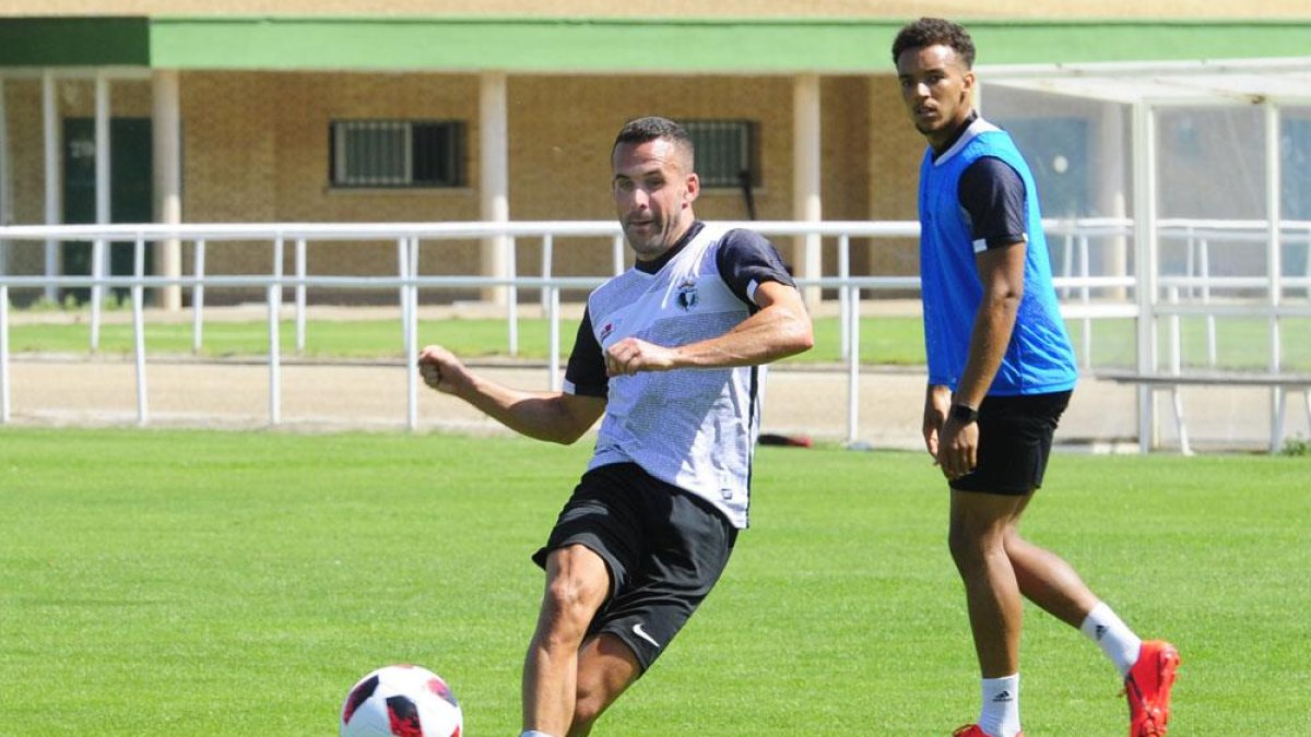 Asier Goti dispara a puerta durante un entrenamiento en Pallafría.-ISRAEL L. MURILLO