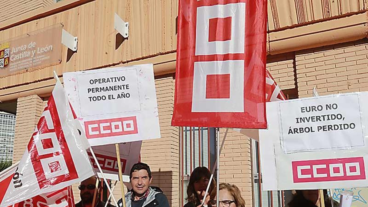 Concentración de trabajadores ayer a las puertas de Medio Ambiente.-RAÚL G. OCHOA