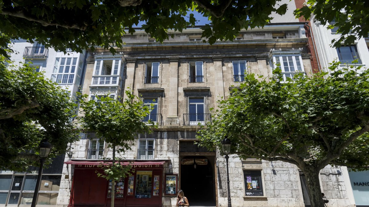 Edificio del número 30 del Paseo del Espolón. SANTI OTERO