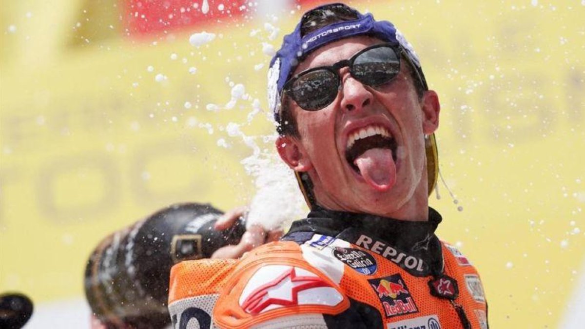Marc Márquez (Honda) celebra su victoria y el título de constructores de Honda en el podio de Sepang.-ALEJANDRO CERESUELA