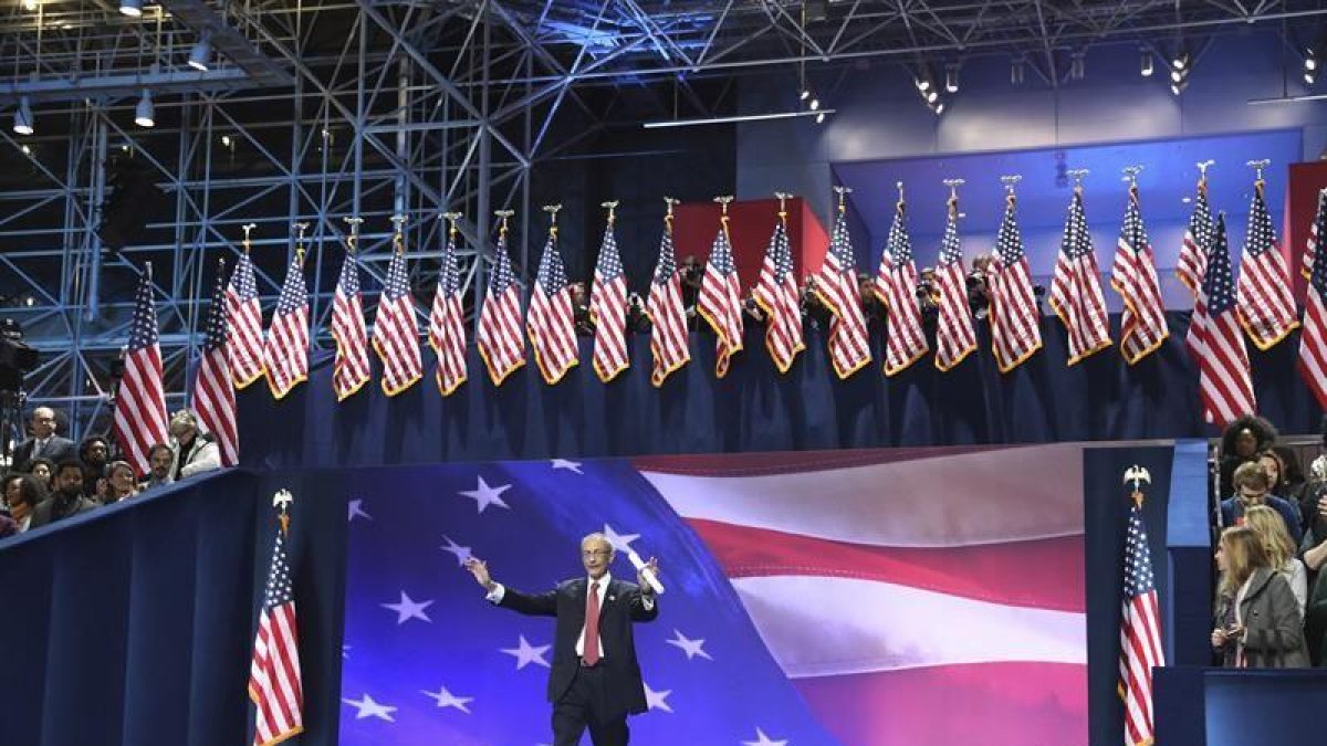 El jefe de campaña de Hillary Clinton, John Podesta, pide a todo el mundo que vuelva a casa mientras continua el recuento de votos en la fiesta electoral organizada por la candidatura demócrata en el Centro de Convenciones Jacob K. Javits de Nueva York (E-EFE
