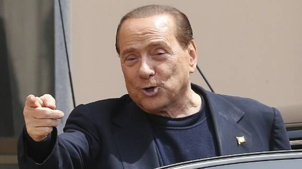 Berlusconi, a las puertas de la residencia donde ha hecho sus trabajos comunitarios.-Foto: AP / ANTONIO CALANNI