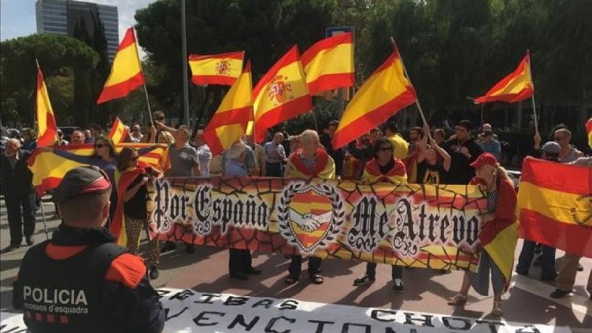 Una decena de ultras se concentraron a las puertas de Catalunya Ràdio para manifestarse contra la periodista Mònica Terribas.-/ PERIODICO