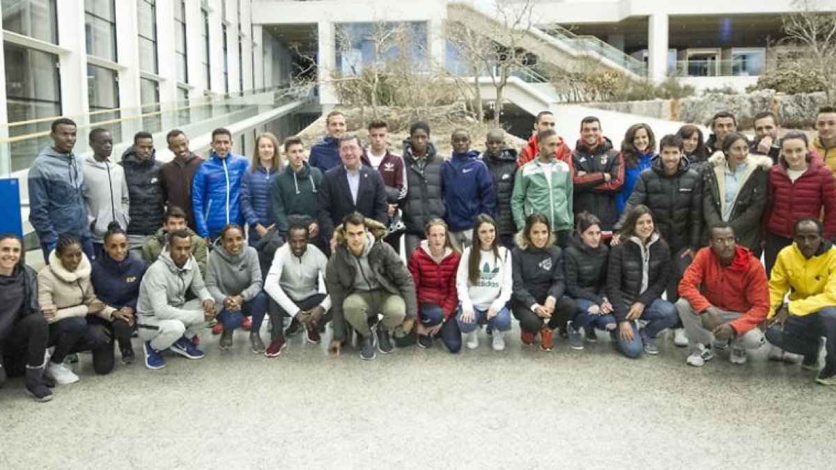 Foto de familia de los atletas más destacados, ayer, en el MEH.-ISRAEL L. MURILLO