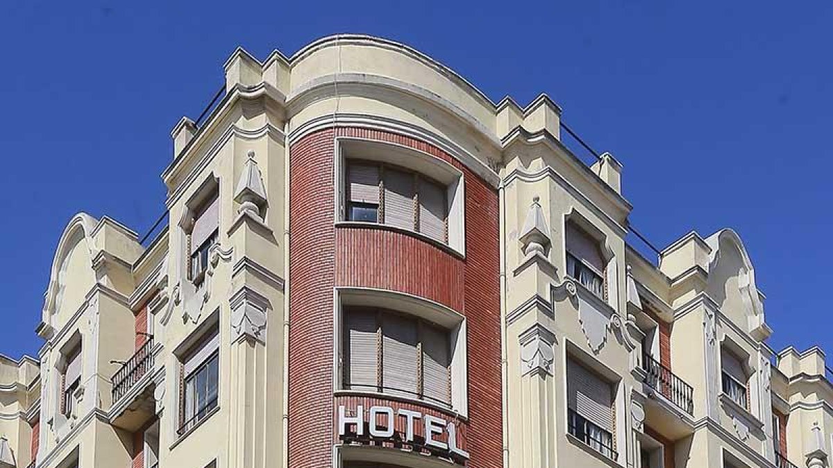 El edificio se edificó en los años 30 y necesita ser restaurado tanto para dedicarlo a hotel como a viviendas.-RAÚL G. OCHOA