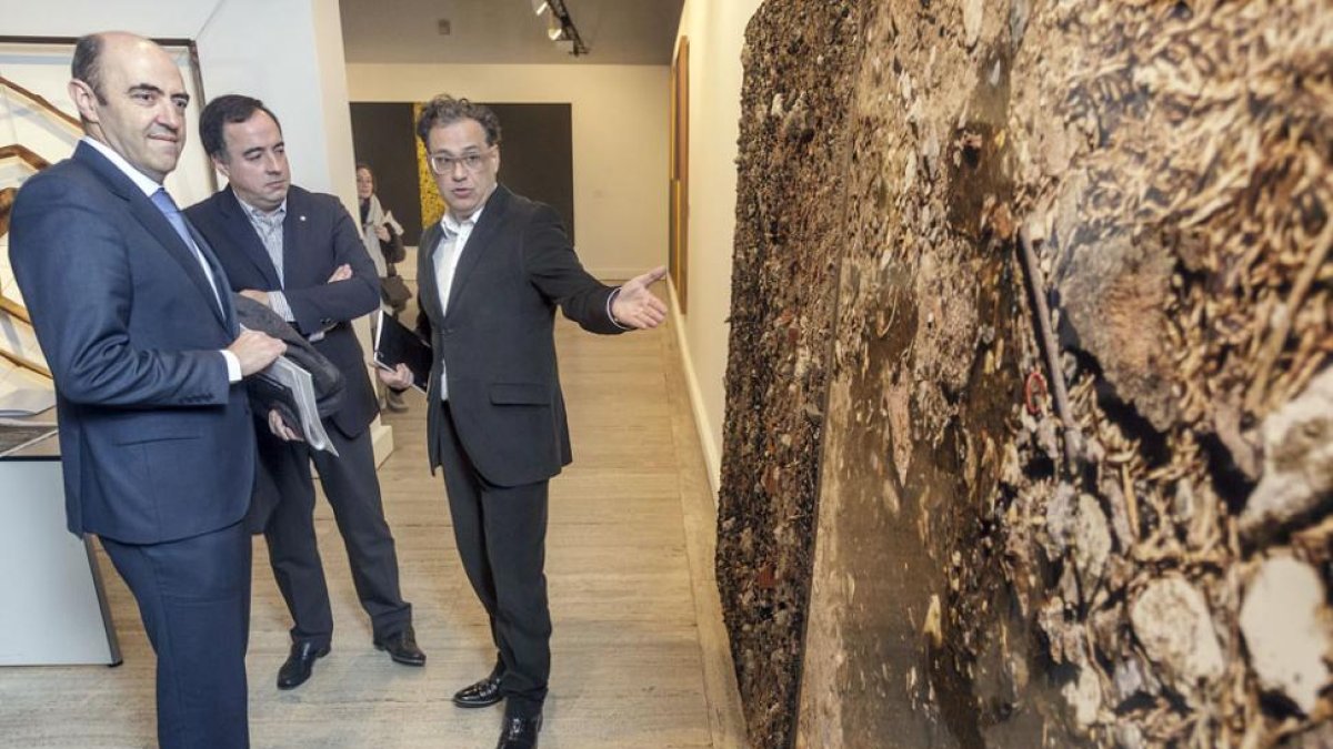 Javier del Campo explica ‘Charco-Tierra’, de Darío Villalba, a Óscar Martínez (c.) y Jorge Gutiérrez.-Santi Otero