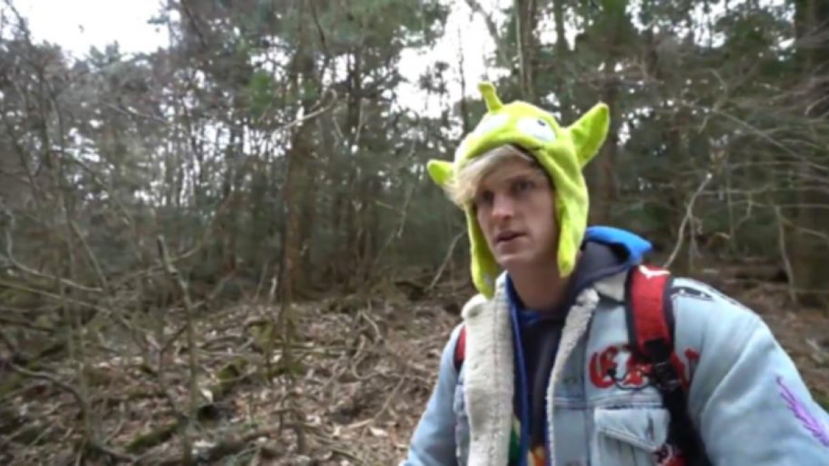 Fotograma del polémico vídeo de Logan Paul en el bosque de los suicidios de Japón.-/ PERIODICO (YOUTUBE)