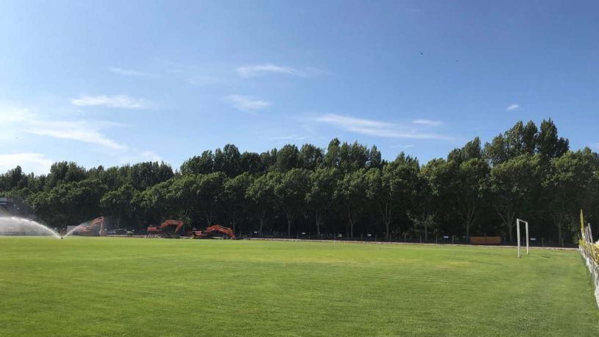 La Lateral del estadio municipal ha sido ya totalmente derribada.-@BURGOSCF