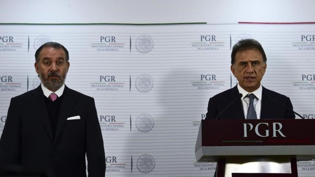 El fiscal general de México, Raúl Cervantes (izquierda) y el gobernador de Veracruz, Miguel Ángel Yunes, el pasado 10 de enero.-EFE / ALEX CRUZ
