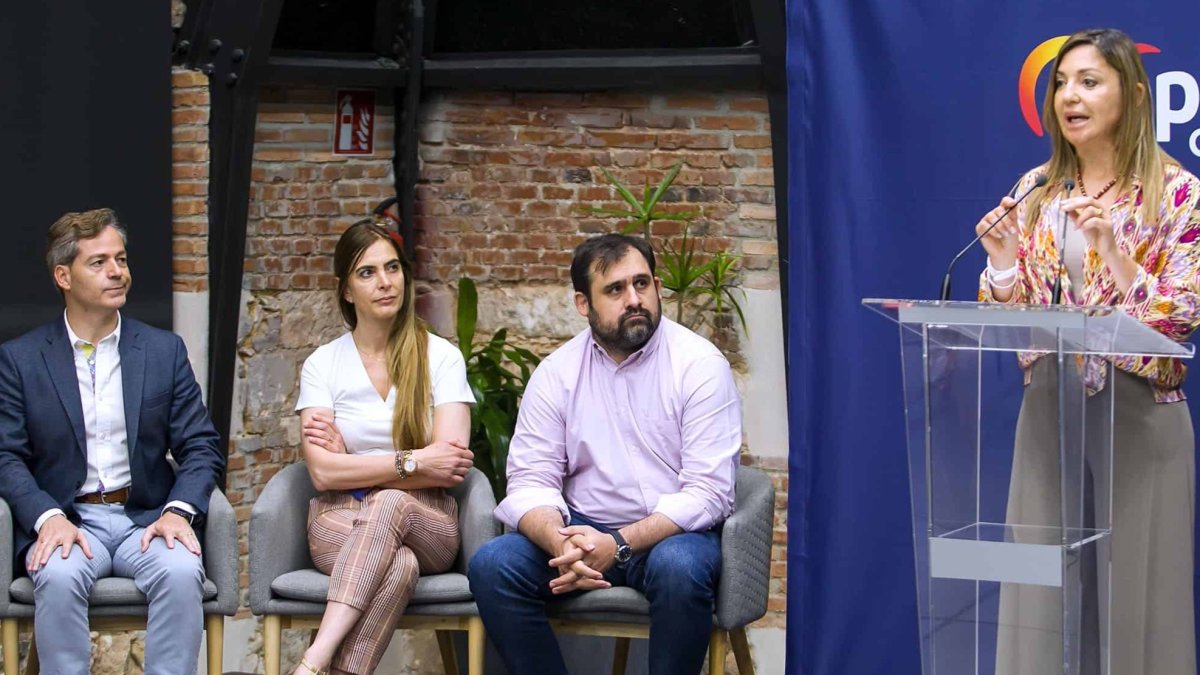 Blasco y parte del grupo municipal del PP en una imagen de archivo.