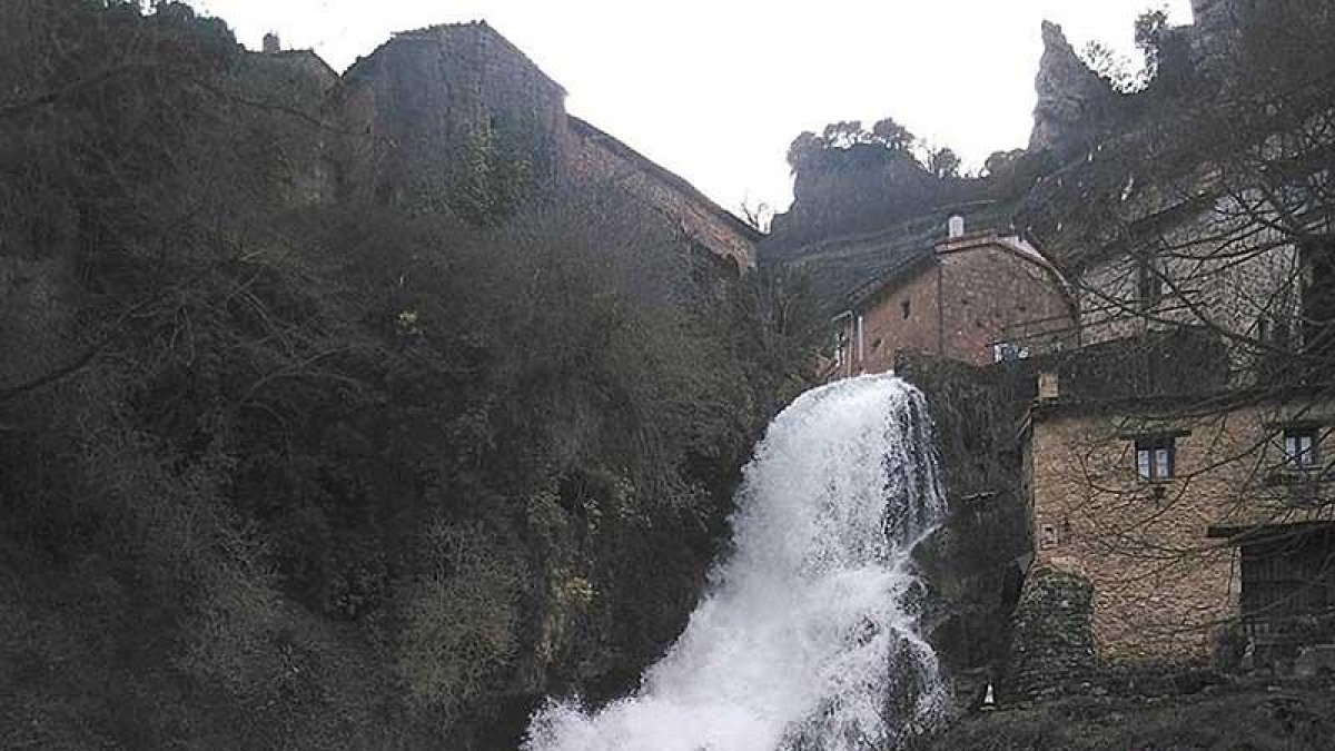 La cascada de Orbaneja, uno de los mayores atractivos de esta población, que recorre el municipio.-ECB