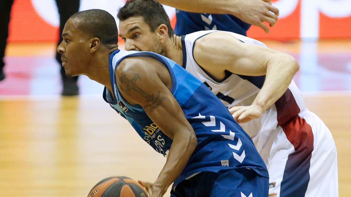 Álex Renfroe cambia de ritmo en una acción ofensiva. SANTI OTERO