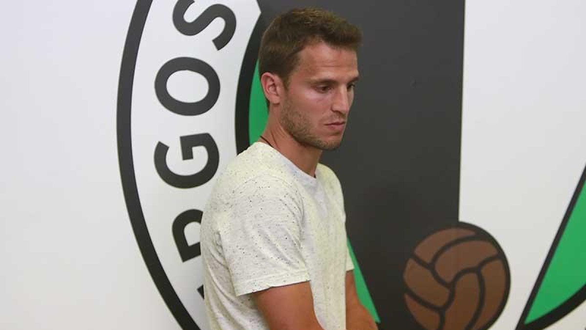 Yagoba Beobide durante su presentación oficial como jugador del Burgos CF-Raúl G. Ochoa