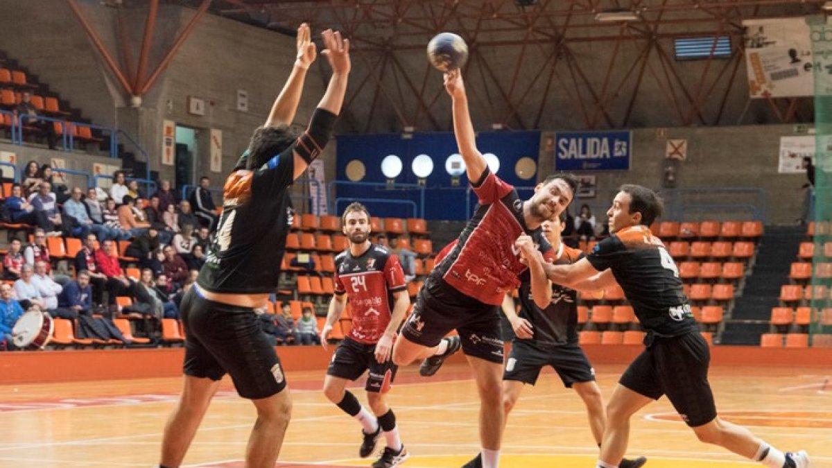 Pinillos lanza a puerta. FOTO CEDIDA POR EL BM BURGOS
