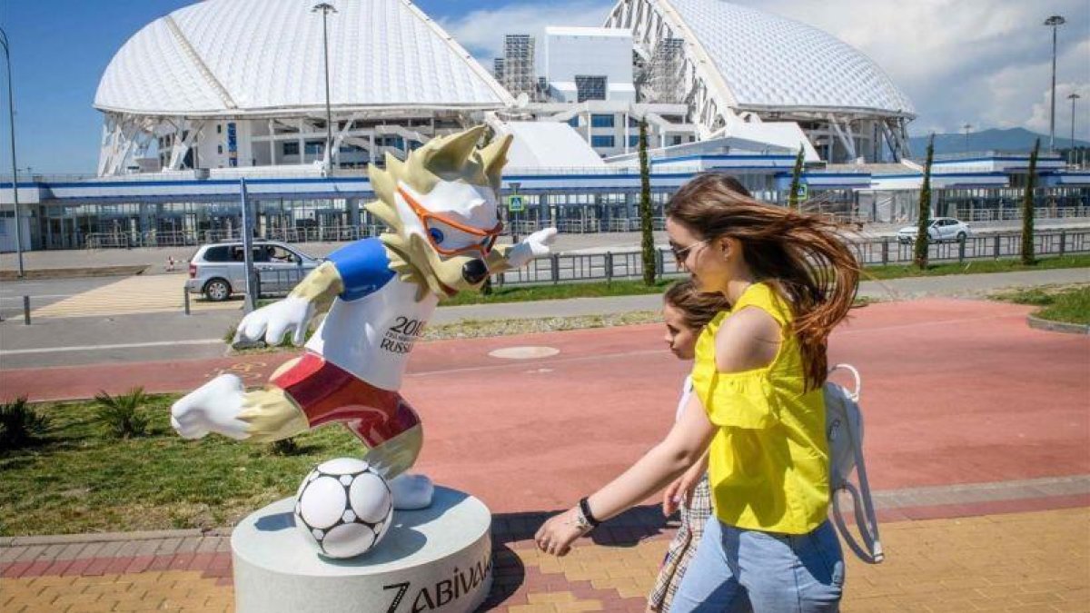 Un paseo frente al estadio Fisht Olympic de Sochi durante el Mundial.-MLADEN ANTONOV