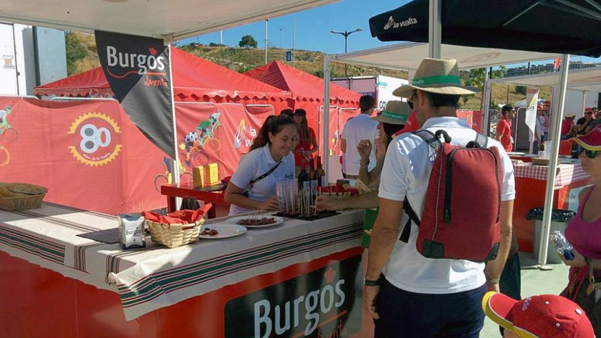 El stand de Burgos Alimenta funciona como escaparate de la gastronomía local en la Vuelta a España.-BURGOS ALIMENTA