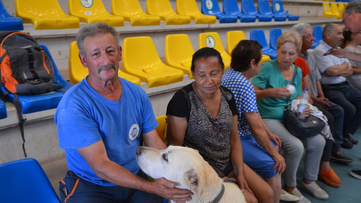 Imagen de vecinos evacuados al polideportivo de Salas de los Infantes. R. FERNÁNDEZ