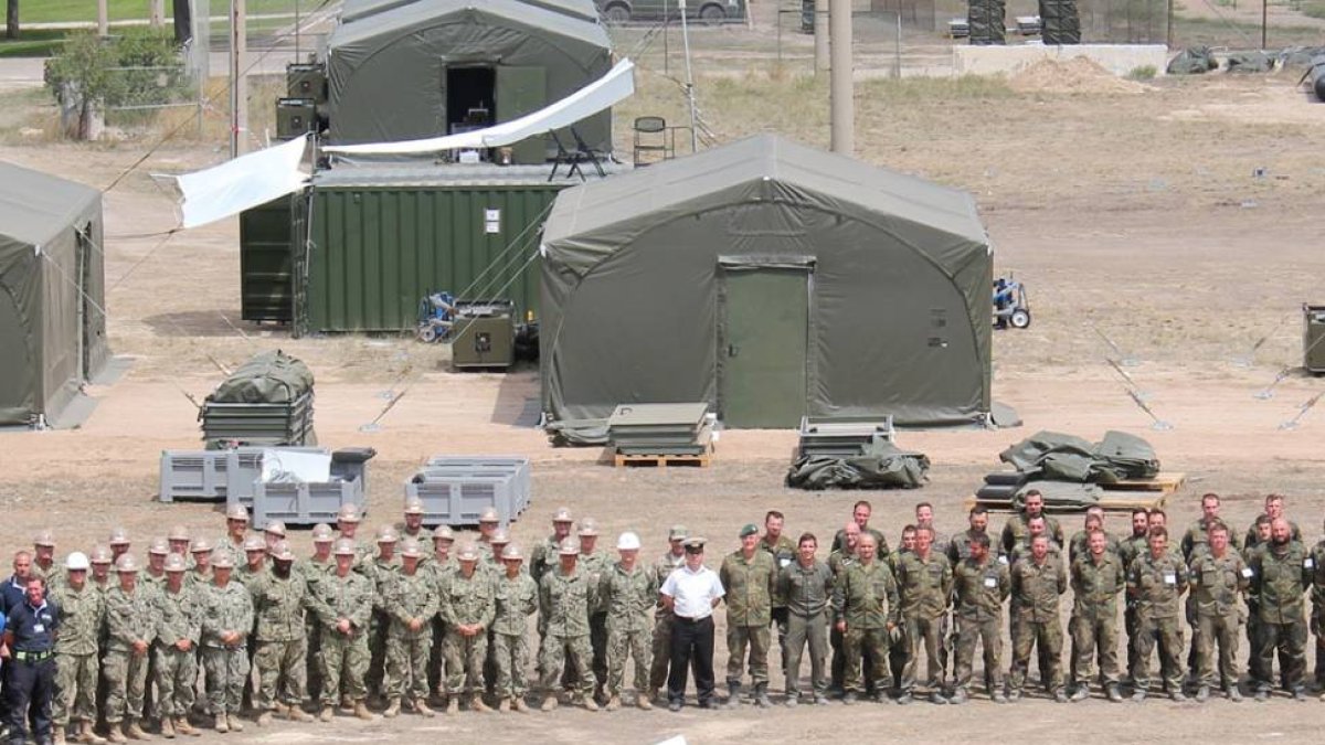 Militares participantes en el ejercicio preparando la base de Zaragoza.-OTAN