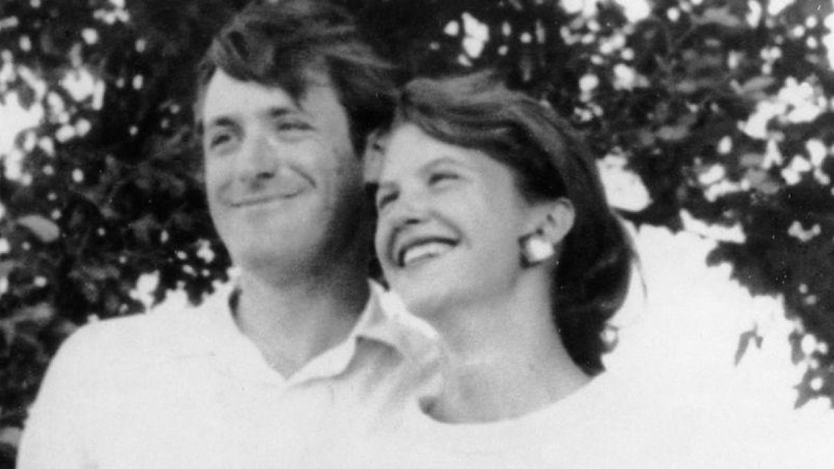 Ted Hughes y Sylvia Plath en Yorkshire en 1956. Fotografía del libro 'Diarios completos' de Alba Editorial.-HARRY OGDEN / SMITH COLLEGE / ALBA EDITORIAL