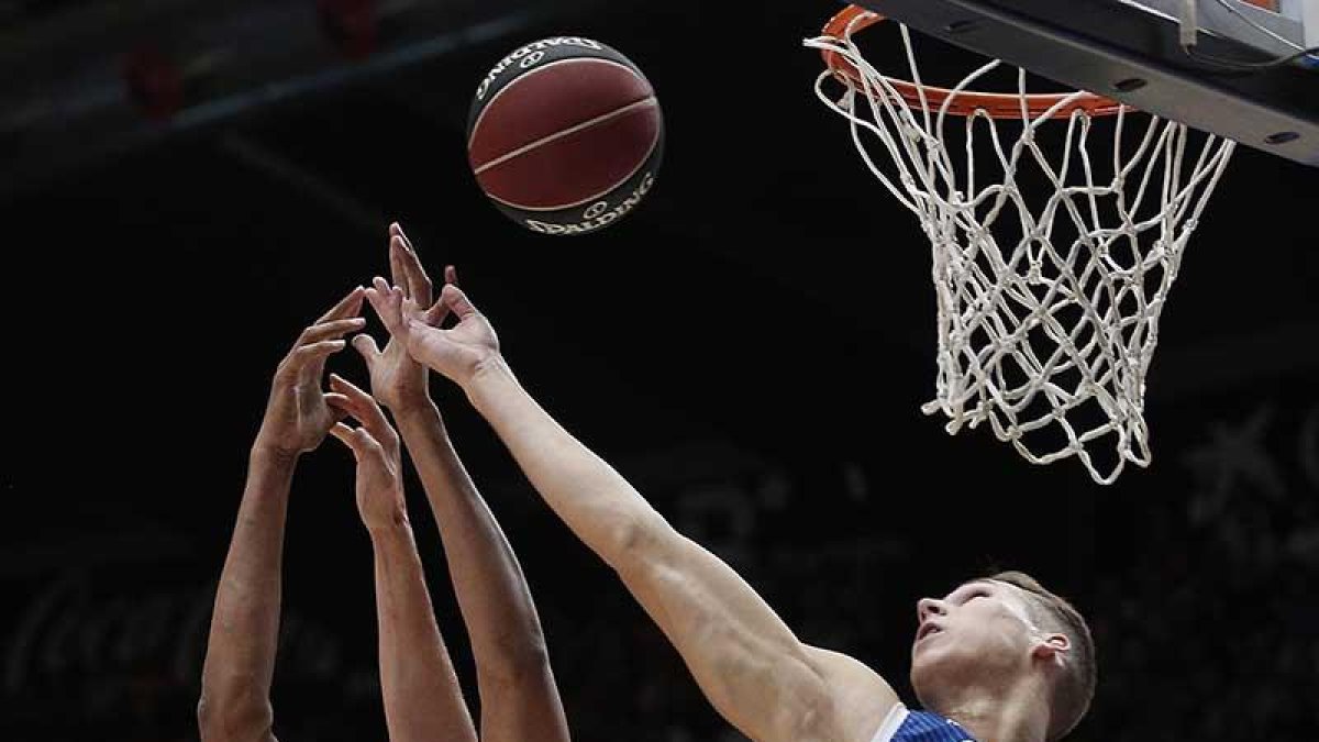 Saiz y Sedekerskis luchan por un rebote con Pleiss.-ACB PHOTO / M. A. POLO