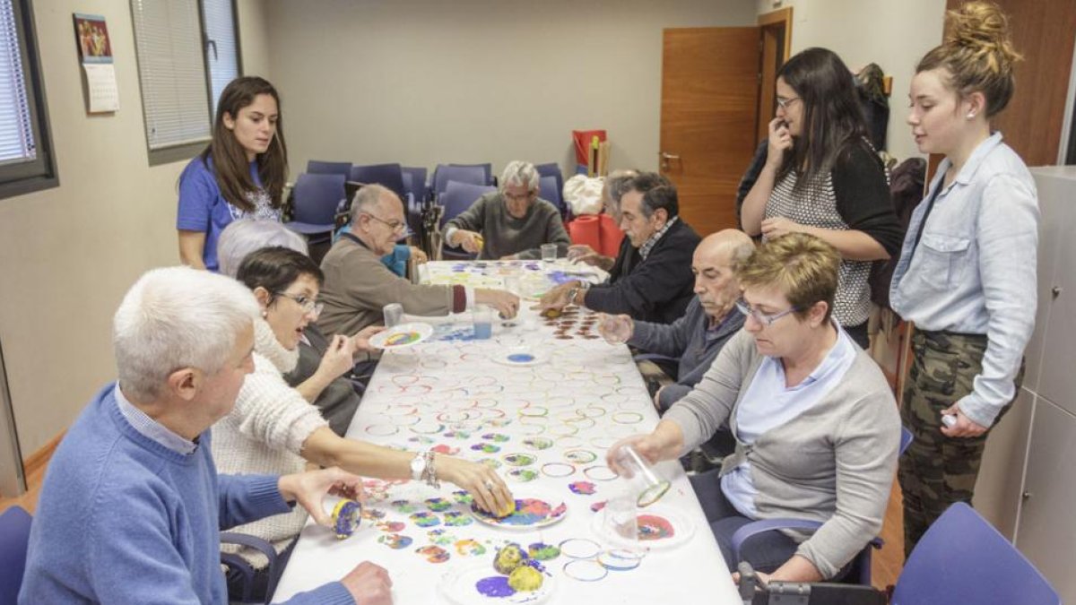 Taller organizado por la Asociación Adacebur en las instalaciones de las que dispone en el Centro-Sociosanitario Graciliano Urbaneja.-ISRAEL L. MURILLO