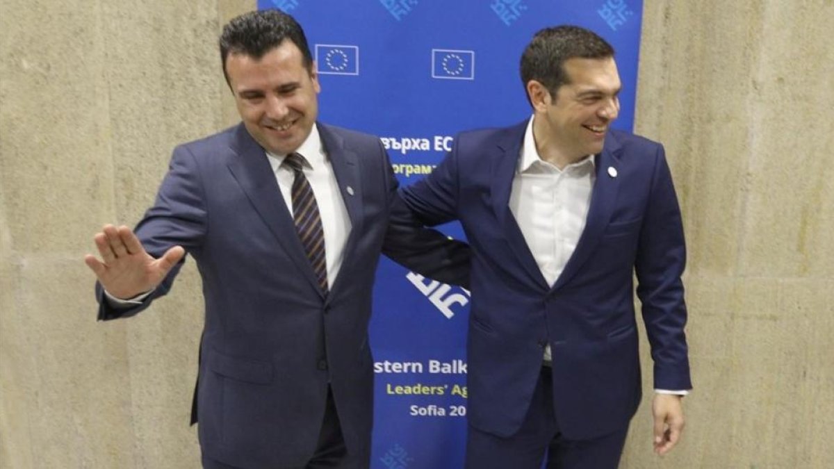 Los primeros ministros macedonio y griego, Zoran Zaev y Alexis Tsipras.-/ REUTERS / STOYAN NENOV