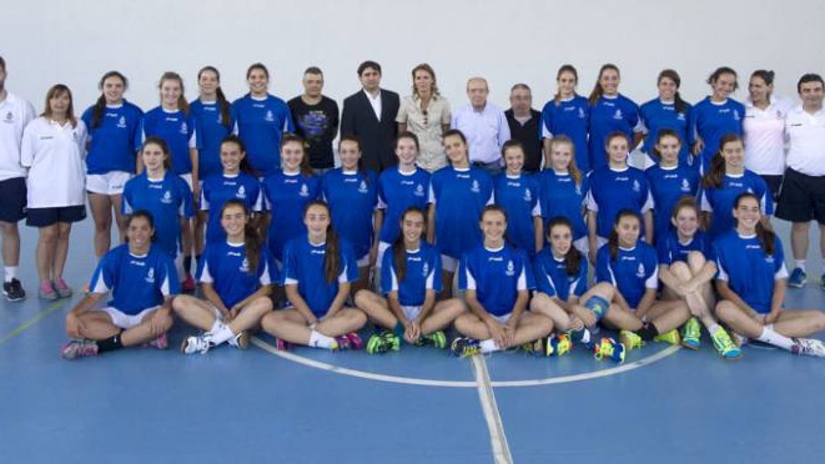 Foto de familia de la selección femenina junto a federativos, cuerpo técnico y miembros del Ayuntamiento de Burgos, ayer, en San Amaro.-ISRAEL L. MURILLO