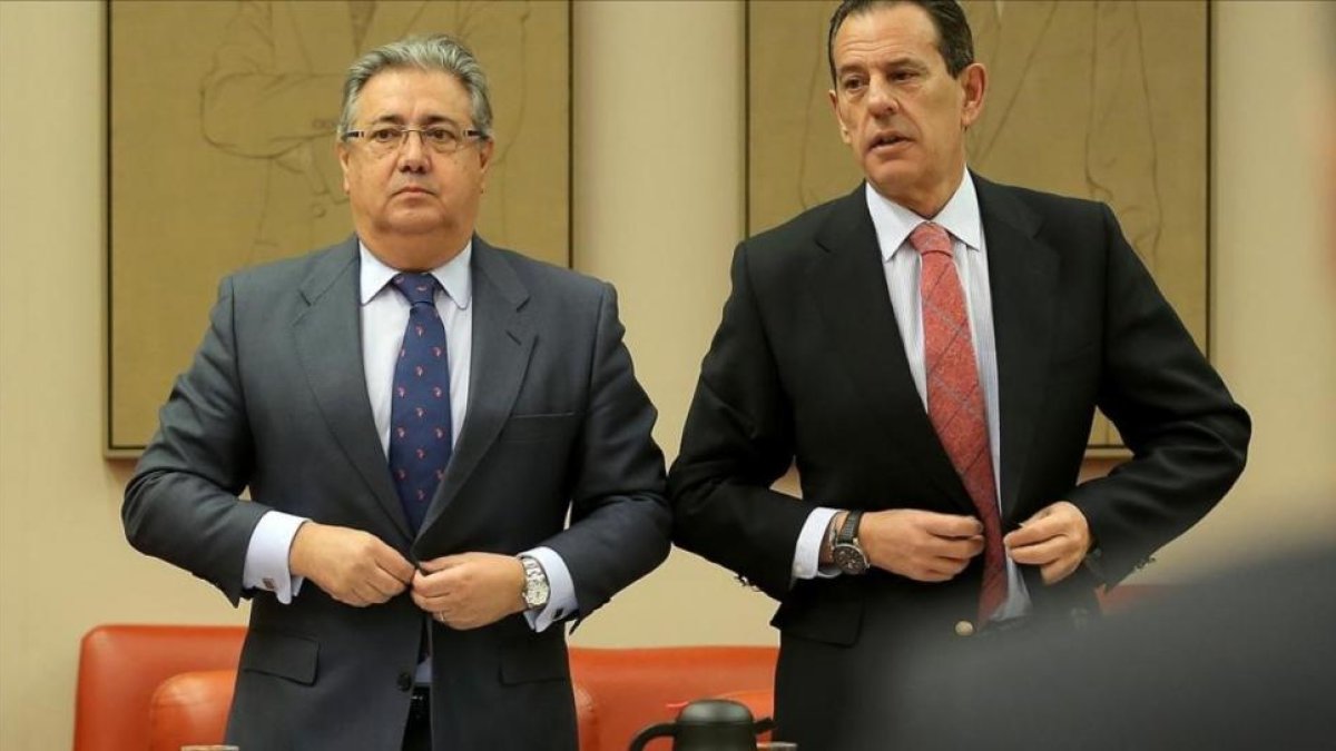 Juan Ignacio Zoido, ministro de Interior, junto a Rafael Merino, durante la comparecencia en la comisión de Interior sobre asesinatos de violencia machista.-JOSÉ LUIS ROCA