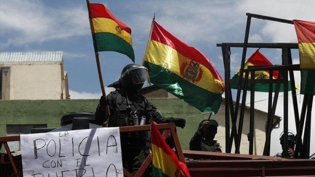 Policías amotinados contra Evo Morales, cerca del palacio presidencial en La Paz.-AP / JUAN KARITA