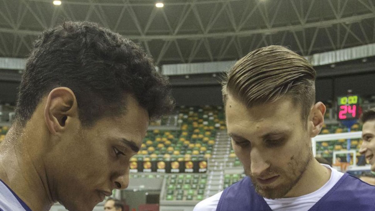 Los jugadores del San Pablo Sebas Saiz y Javi Vega firman un balón al término del entrenamiento celebrado ayer en el Coliseum.-SANTI OTERO