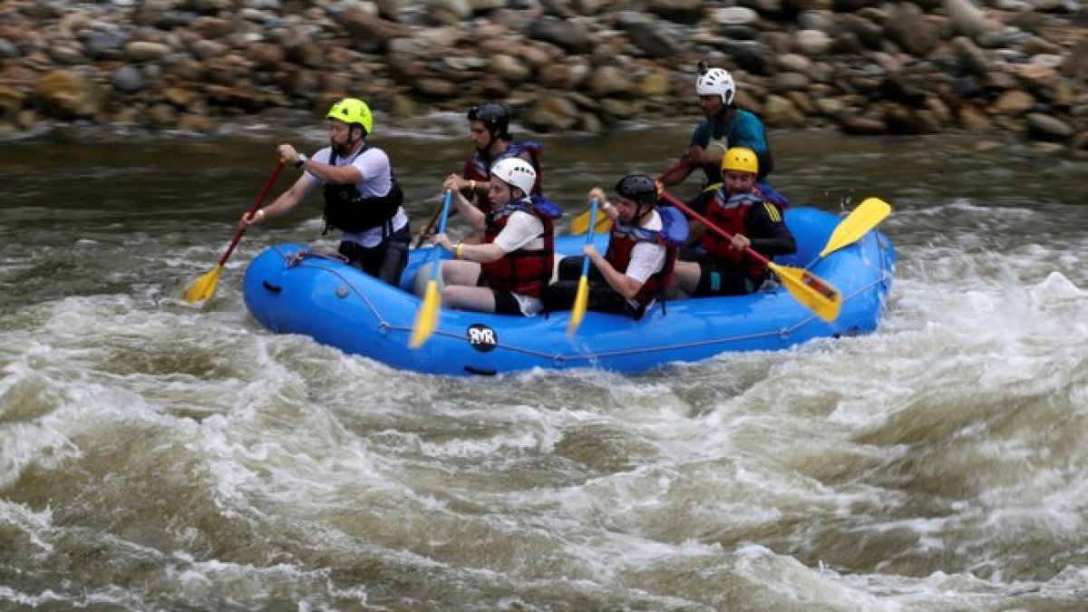 Un grupo de exmiembros de las FARC en el equipo nacional de rafting en Colombia.-REUTERS
