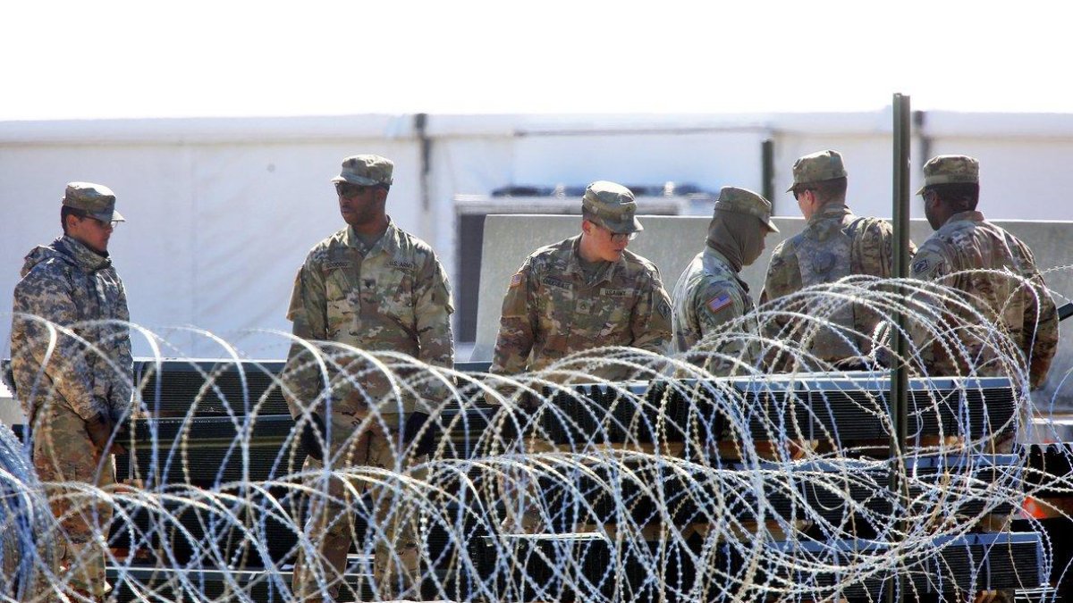 Militares colocan alambres-AFP