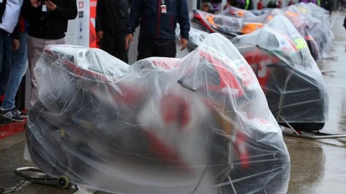 La Honda de Nakagami, cubierta, junto a otras MotoGP, en Silverstone.-AFP / OLI SCARFF