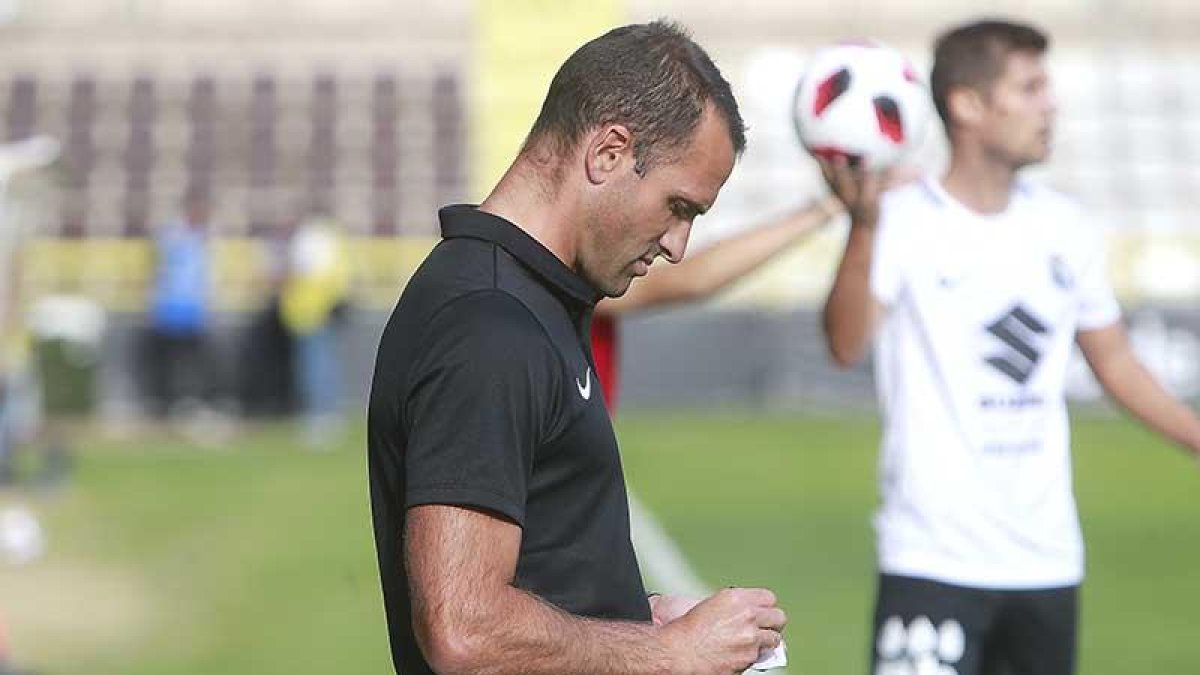 José Manuel Mateo toma notas durante el transcurso de un partido.-RAÚL OCHOA