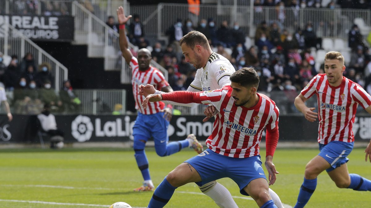 El delantero del Burgos CF Malbasic, durante el partido ante el Sporting. SANTI OTERO